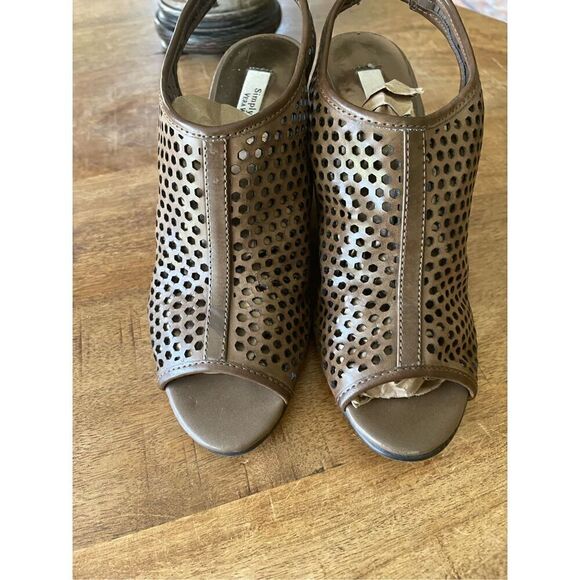 Simply Vera Vera Wang Wedge Slingback Laser Cutout Sandals Brown Women's Sz 6,5 - Picture 2 of 5